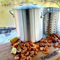 Bayou Classic 25-Quart Aluminum Shrimp Pot W/ Basket -Grill Collection Bayou Classic 25 Quart Aluminum Shrimp Pot w Basket 3