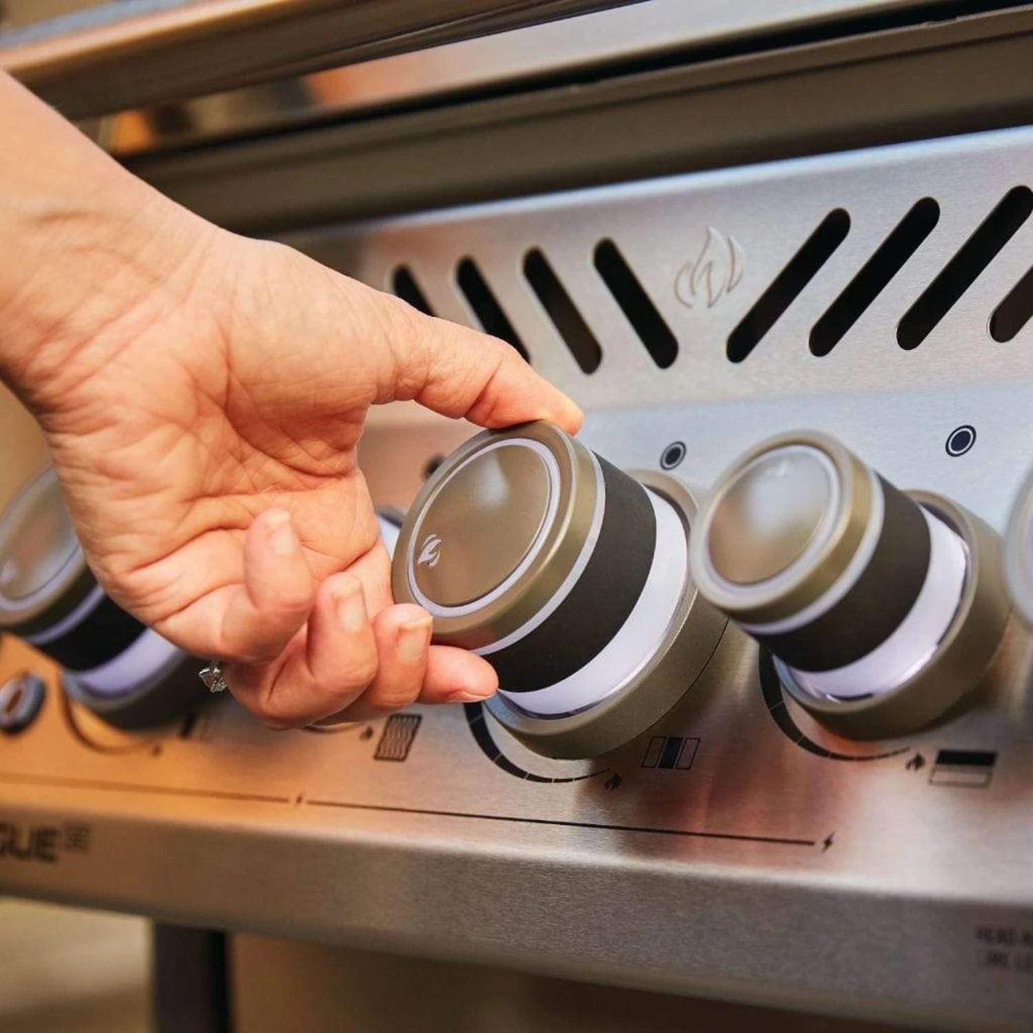 Napoleon 61" Rogue SE 525 RSIB Freestanding Gas Grill With Infrared Rear & Side Burners 12 Napoleon 61" Rogue SE 525 RSIB Freestanding Gas Grill With Infrared Rear & Side Burners - Image 12