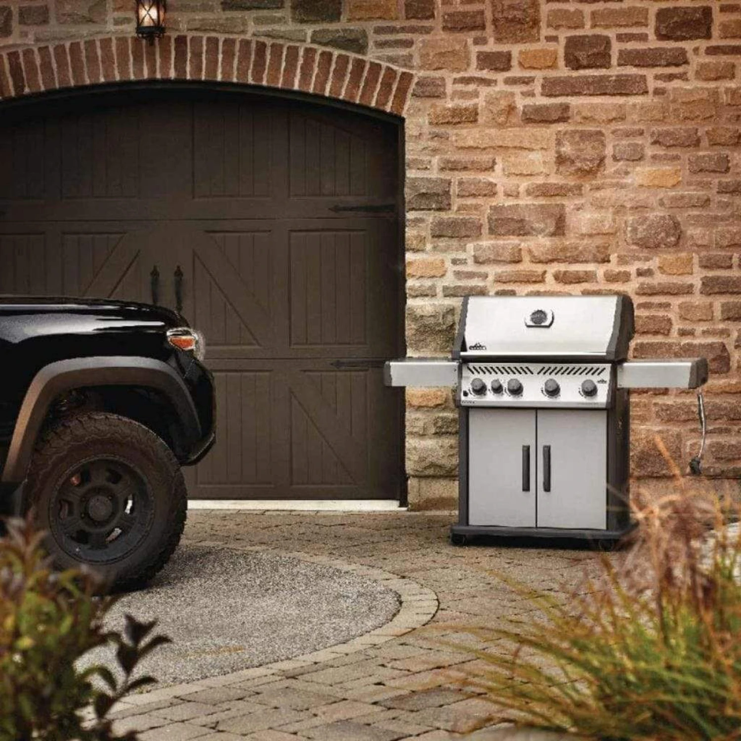 Napoleon 61" Rogue XT 525 SIB Gas Freestanding Grill 5 Napoleon 61" Rogue XT 525 SIB Gas Freestanding Grill - Image 5
