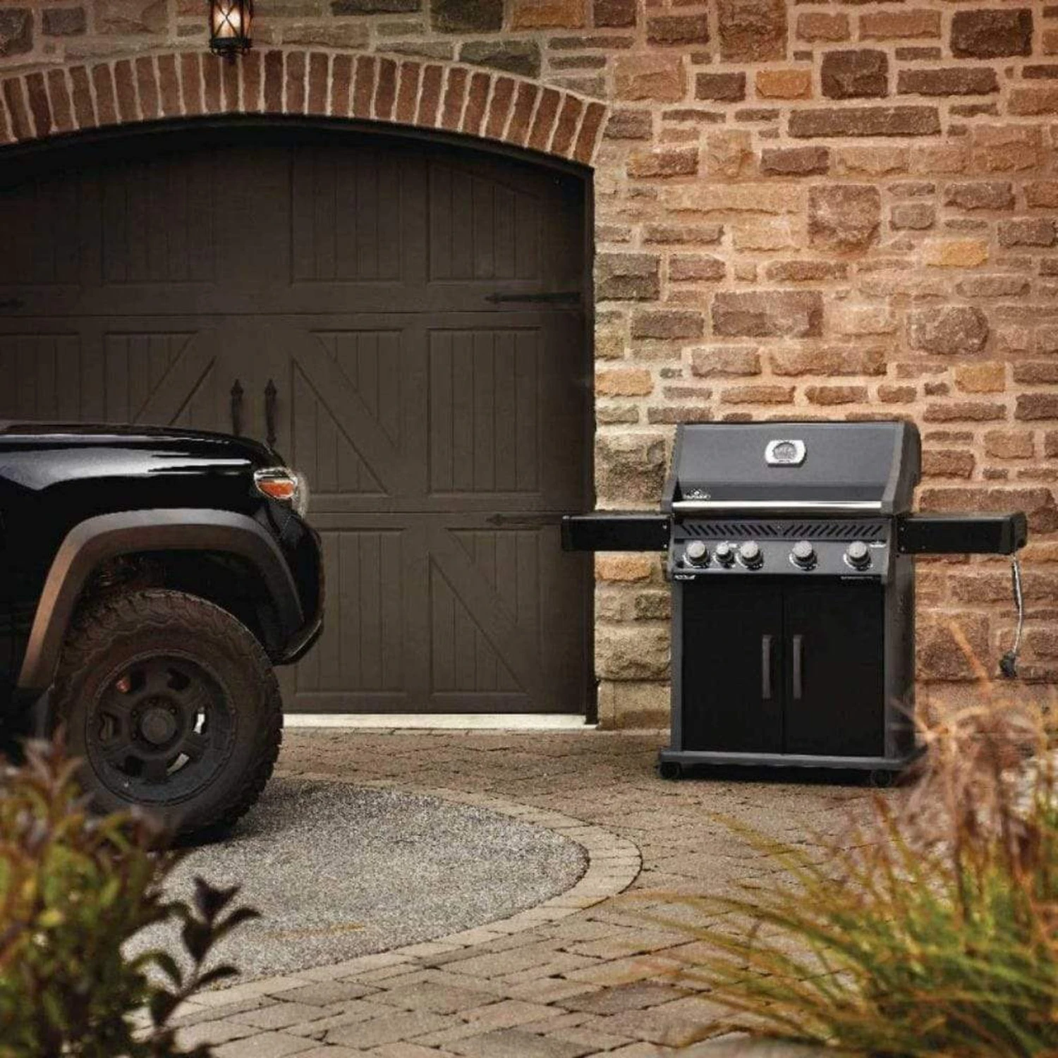 Napoleon 61" Rogue XT 525 SIB Gas Freestanding Grill 6 Napoleon 61" Rogue XT 525 SIB Gas Freestanding Grill - Image 6