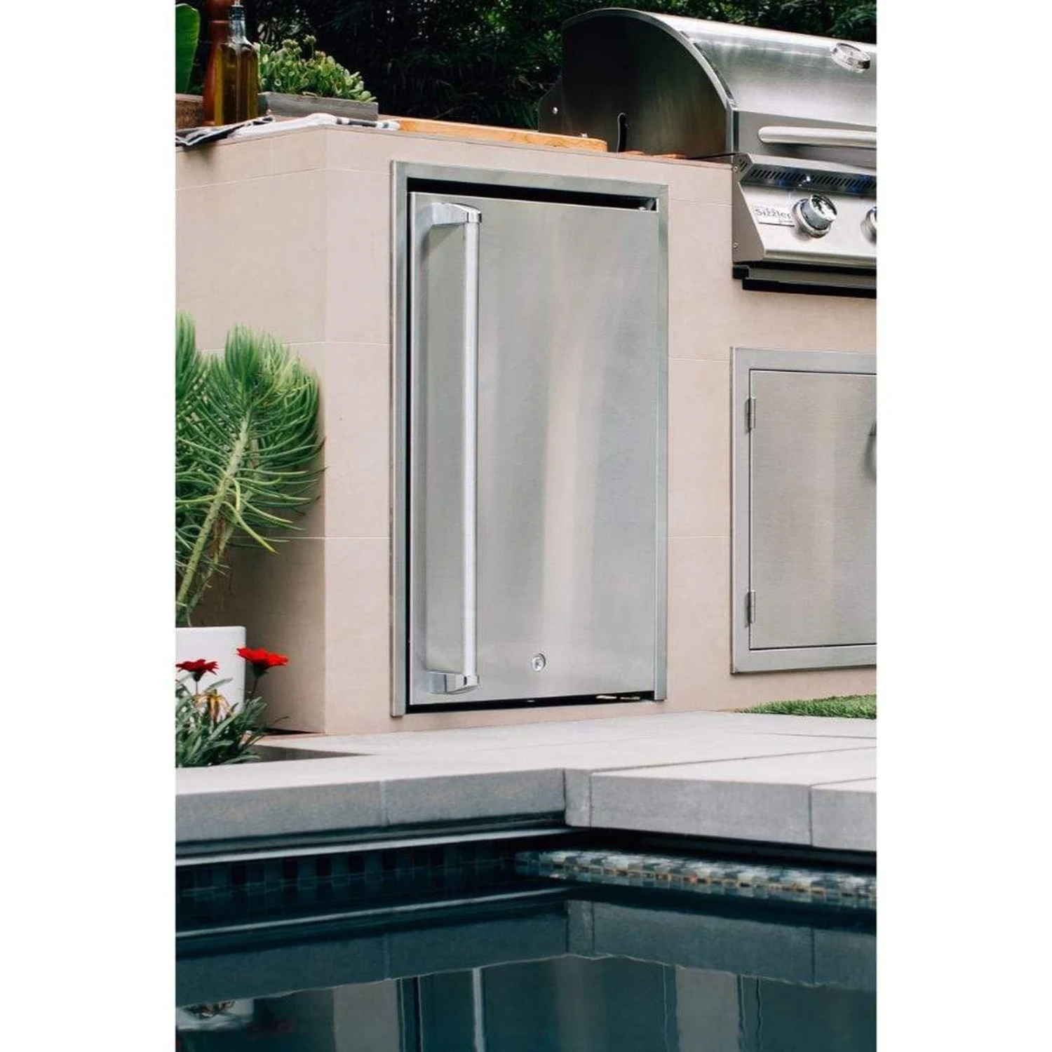 Summerset 21" 4.5 Cu.Ft. Deluxe Right/Left Hinge Compact Refrigerator 4 Summerset 21" 4.5 Cu.Ft. Deluxe Right/Left Hinge Compact Refrigerator - Image 4