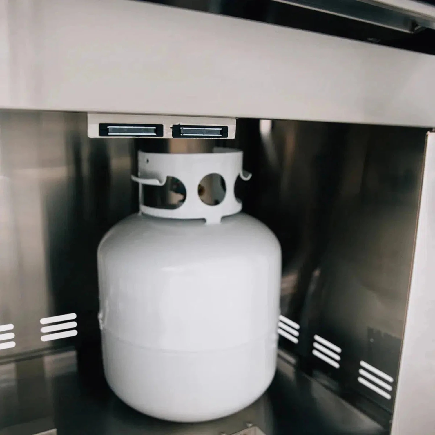 Summerset Sizzler 32" 4-Burner Freestanding Gas Grill 4 Summerset Sizzler 32" 4-Burner Freestanding Gas Grill - Image 4